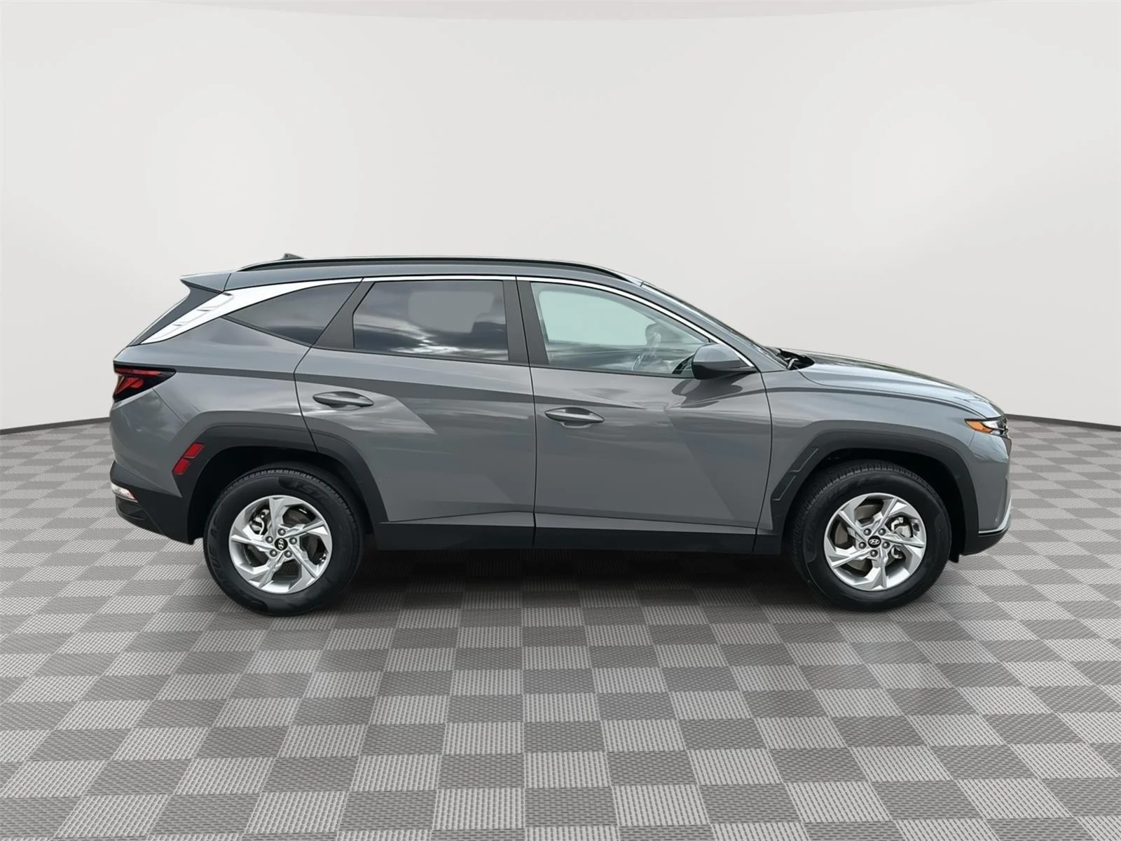 Used 2024 Hampton Gray Hyundai SEL image 4