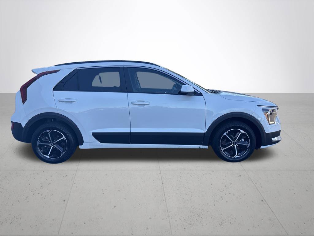 Used 2025 Snow White Pearl Kia LX image 6