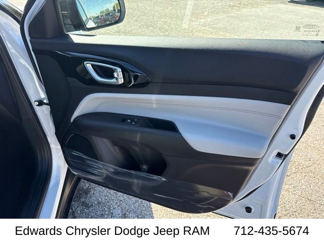 New 2026 Bright White Clear-Coat Exterior Paint Jeep Limited image 34