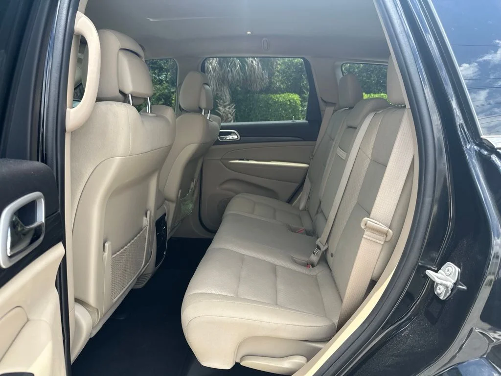 Used 2020 Diamond Black Jeep Laredo E image 20
