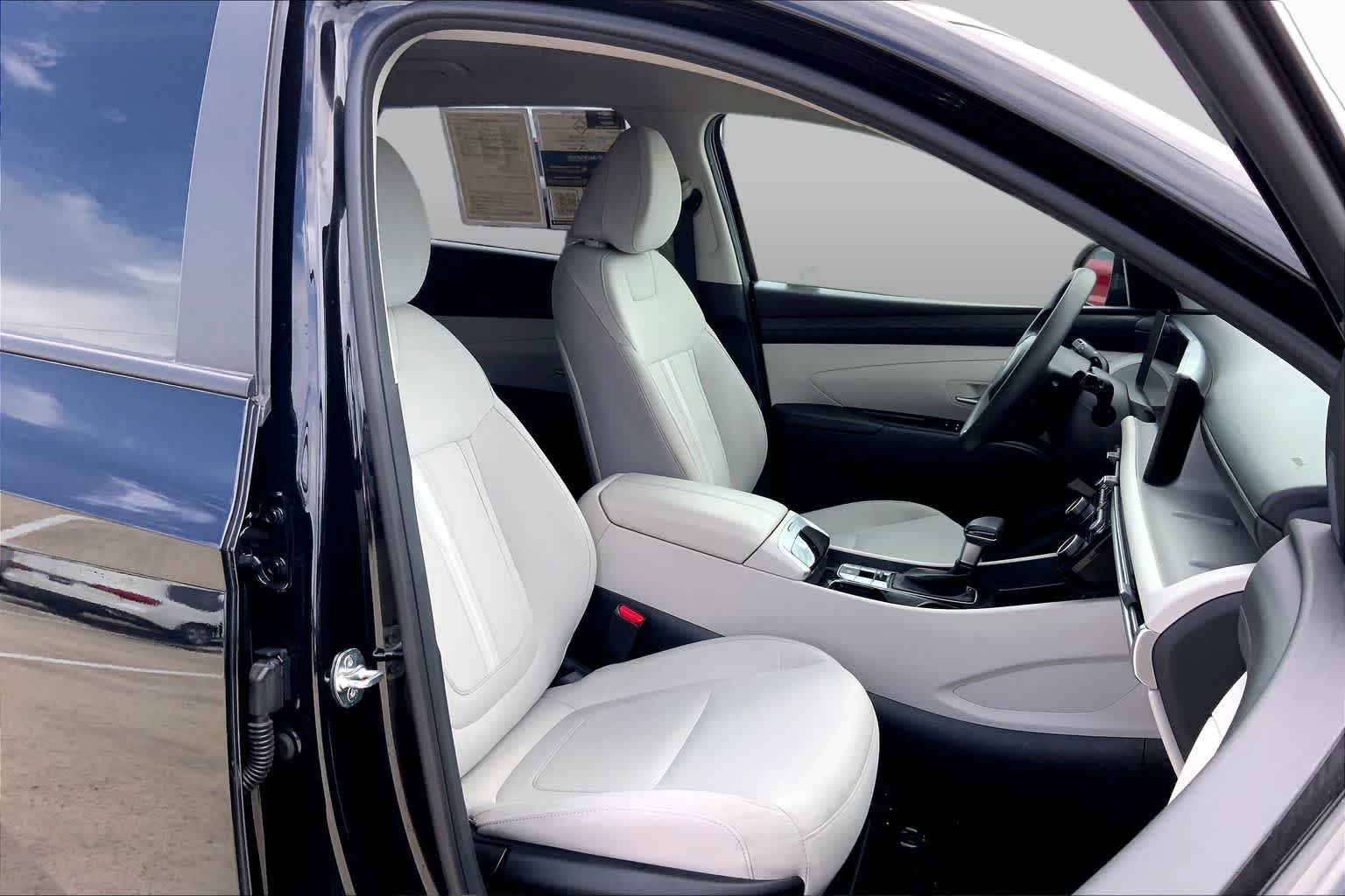 Used 2025 Phantom Black Hyundai SEL image 9