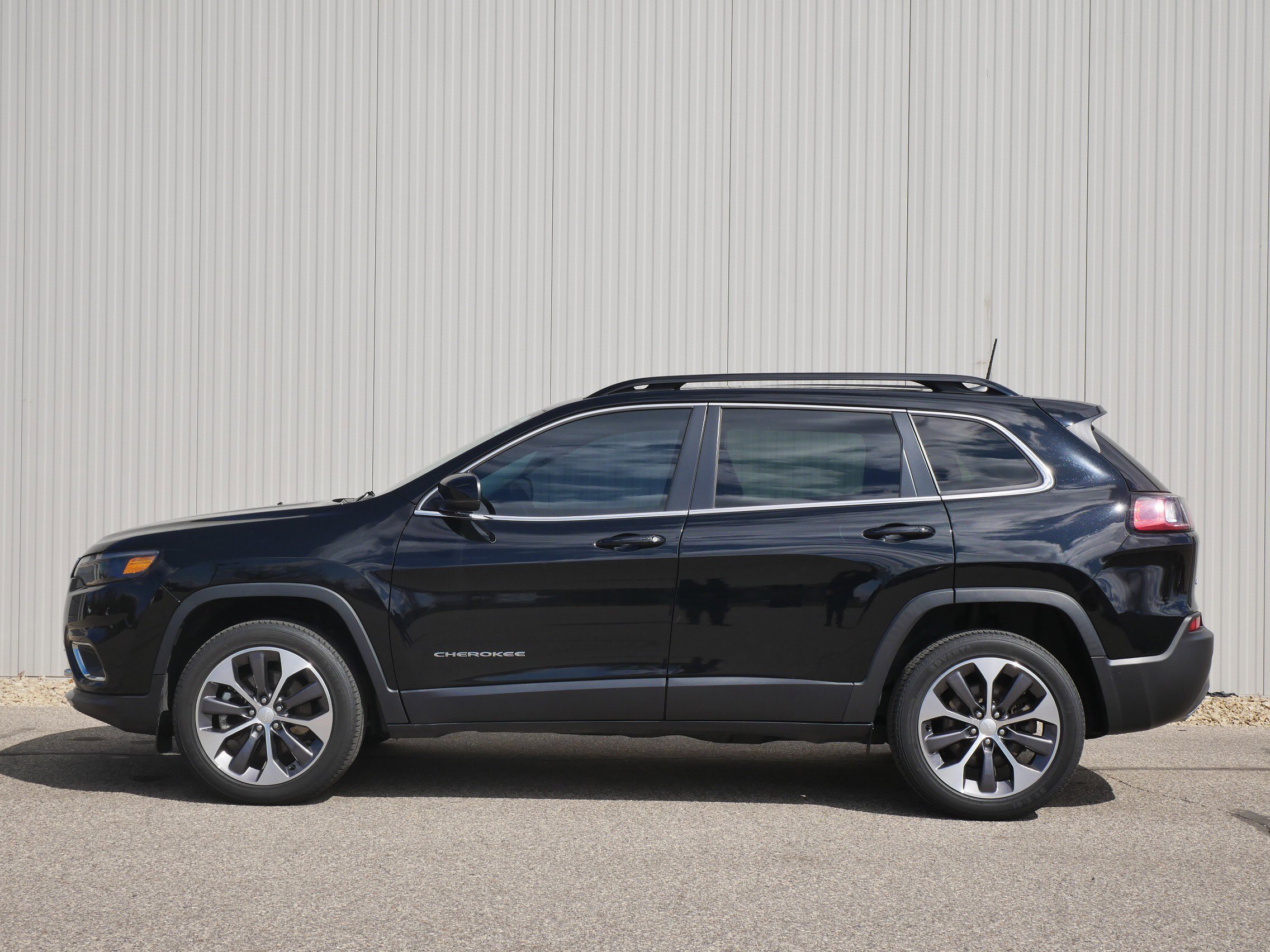 Used 2022 Jeep Cherokee Limited with VIN 1C4PJMDX5ND510872 for sale in Hastings, Minnesota