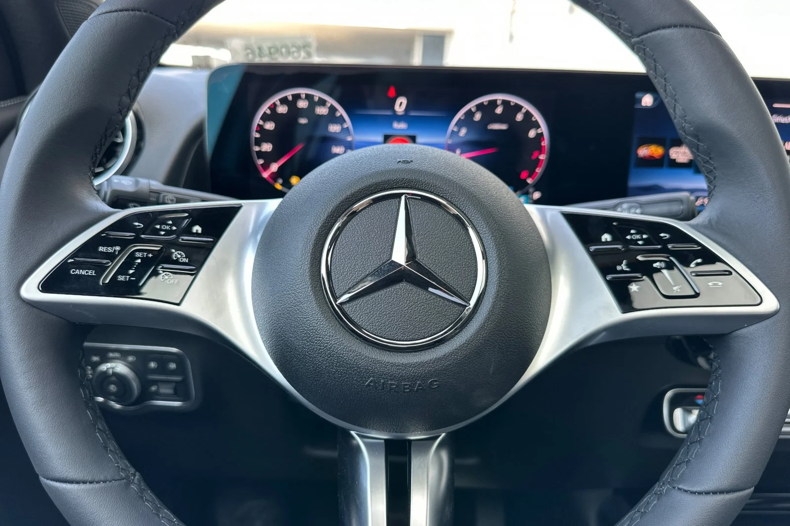 New 2026 Polar White Mercedes-Benz GLB 250 image 20