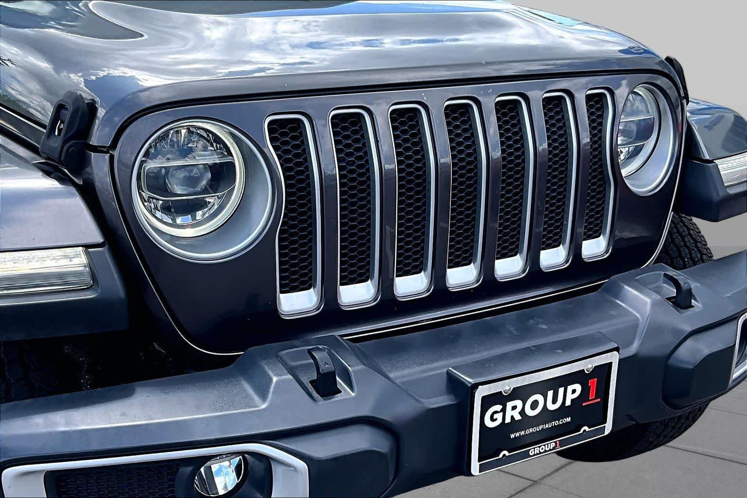 Used 2018 Granite Crystal Metallic Clearcoat Jeep Sahara image 31