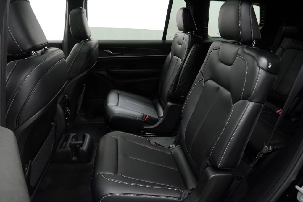 New 2027 High-Gloss Black Paint Jeep Limited image 19