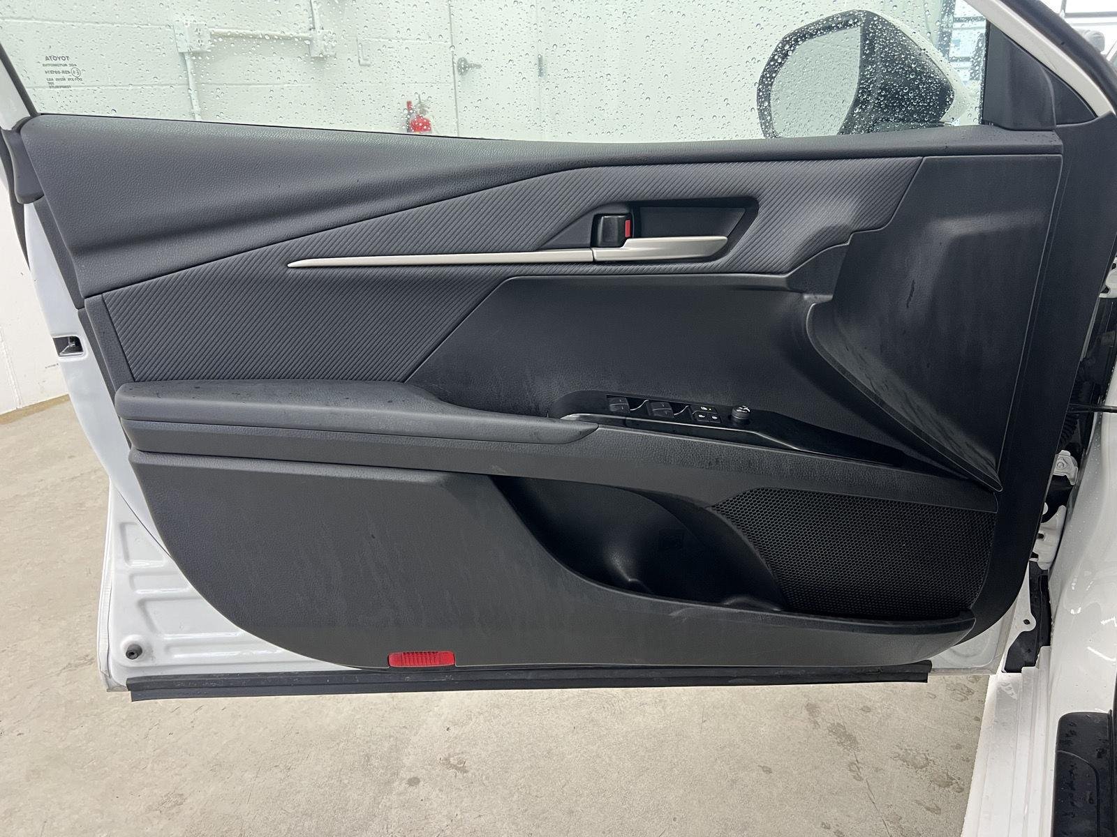 2025 Toyota Camry SE - Photo 11