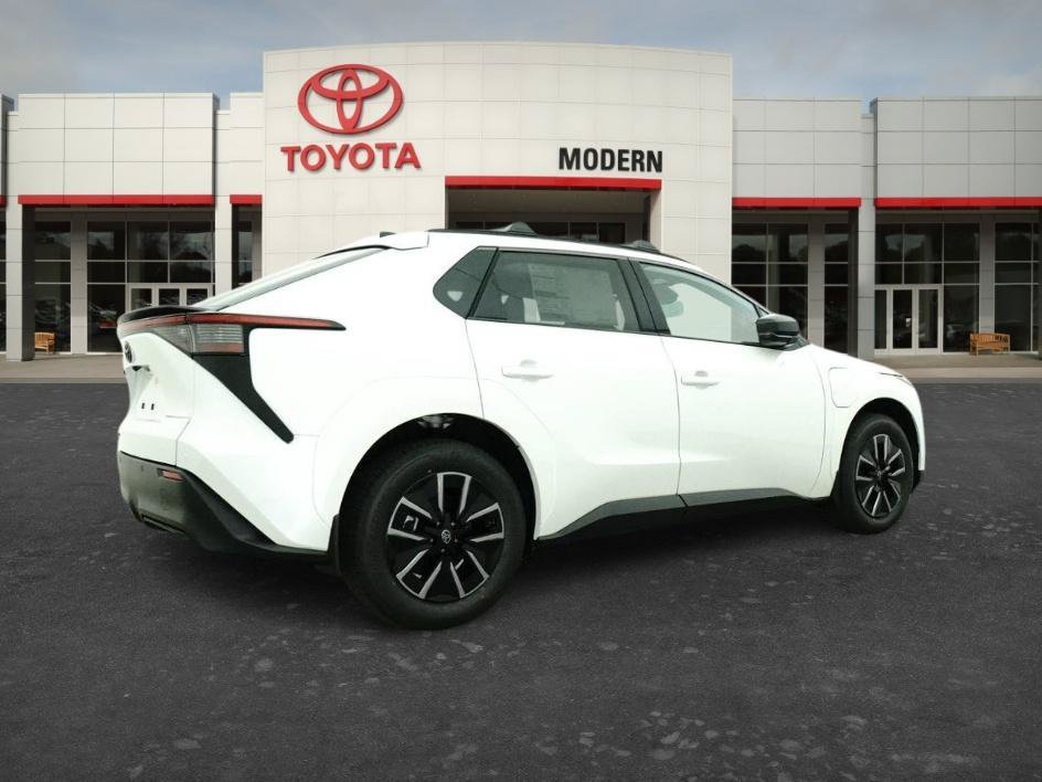 New 2026 WINDCHILL PEARL Toyota XLE image 10