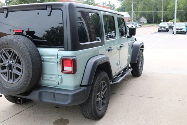Used 2024 Earl Clearcoat Jeep Sport S image 35