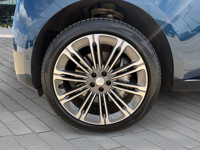 Used 2024 Blue Land Rover SE image 9