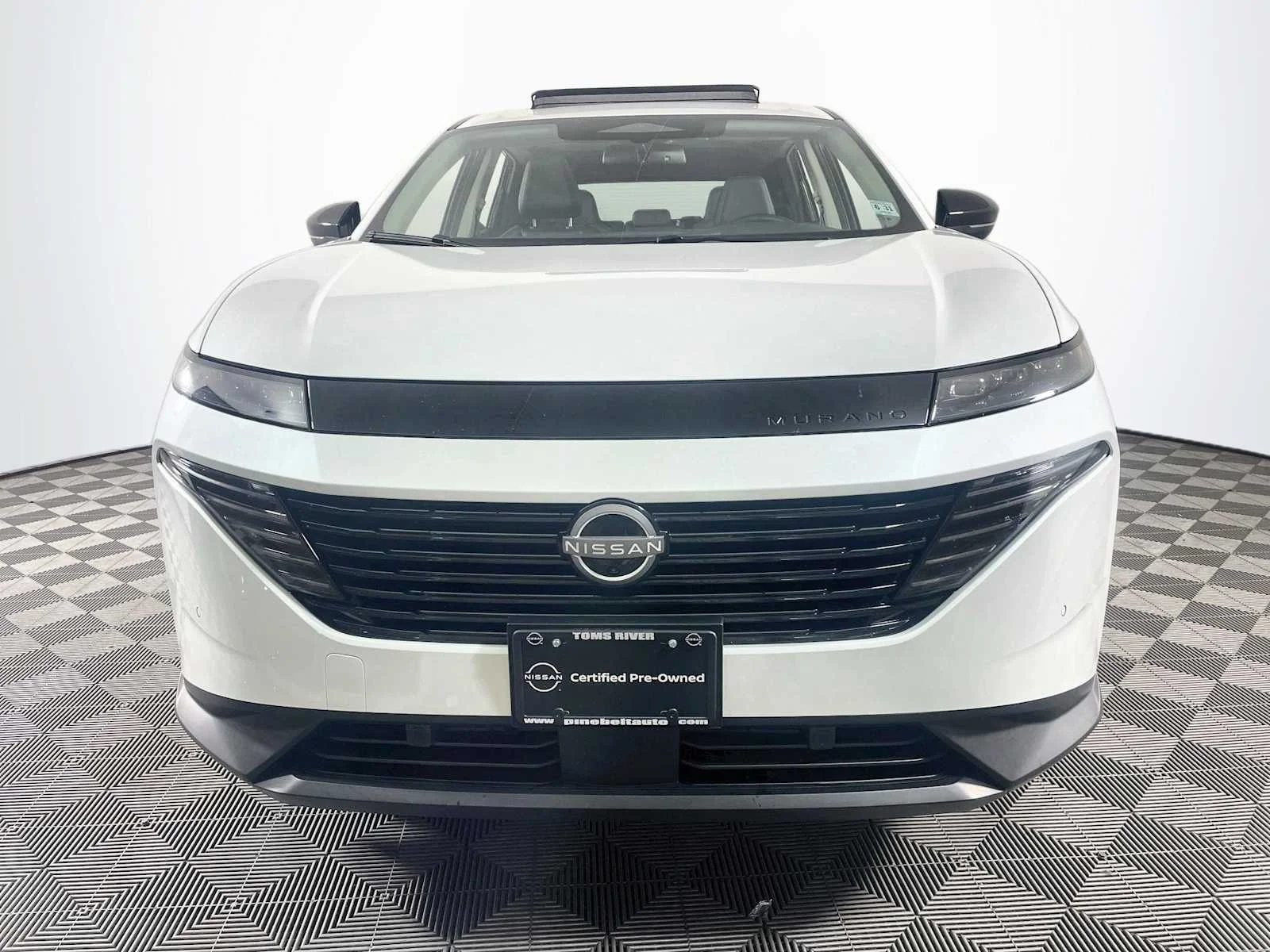 Certified Used 2025 Everest White Pearl Tricoat Nissan SL image 2