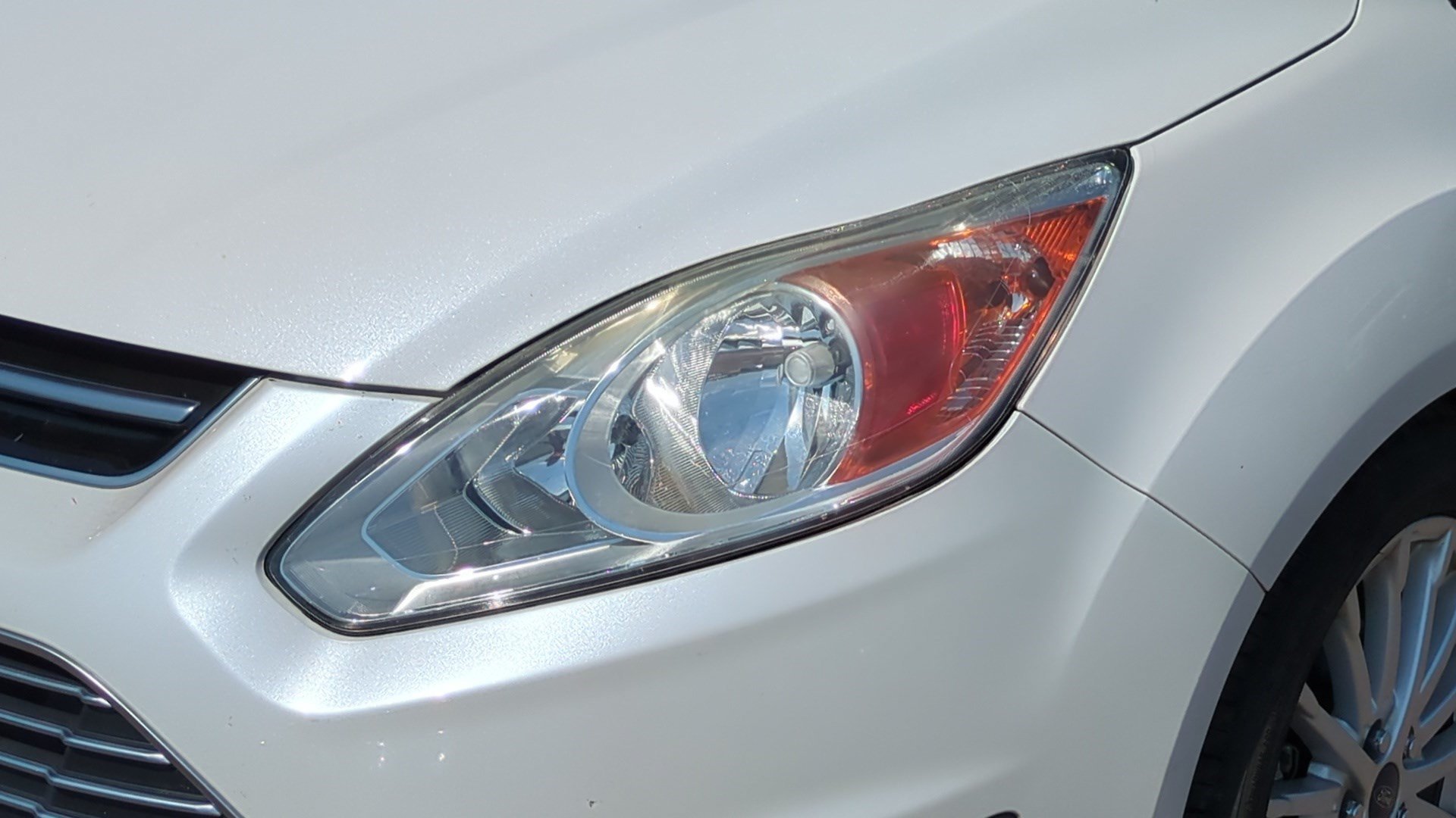 Used 2015 White Platinum Clearcoat Metallic Ford SE image 9