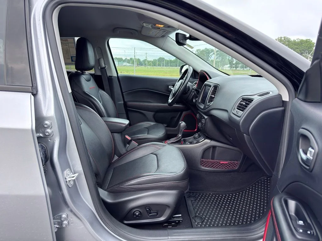 Used 2021 Silver Jeep Trailhawk image 29
