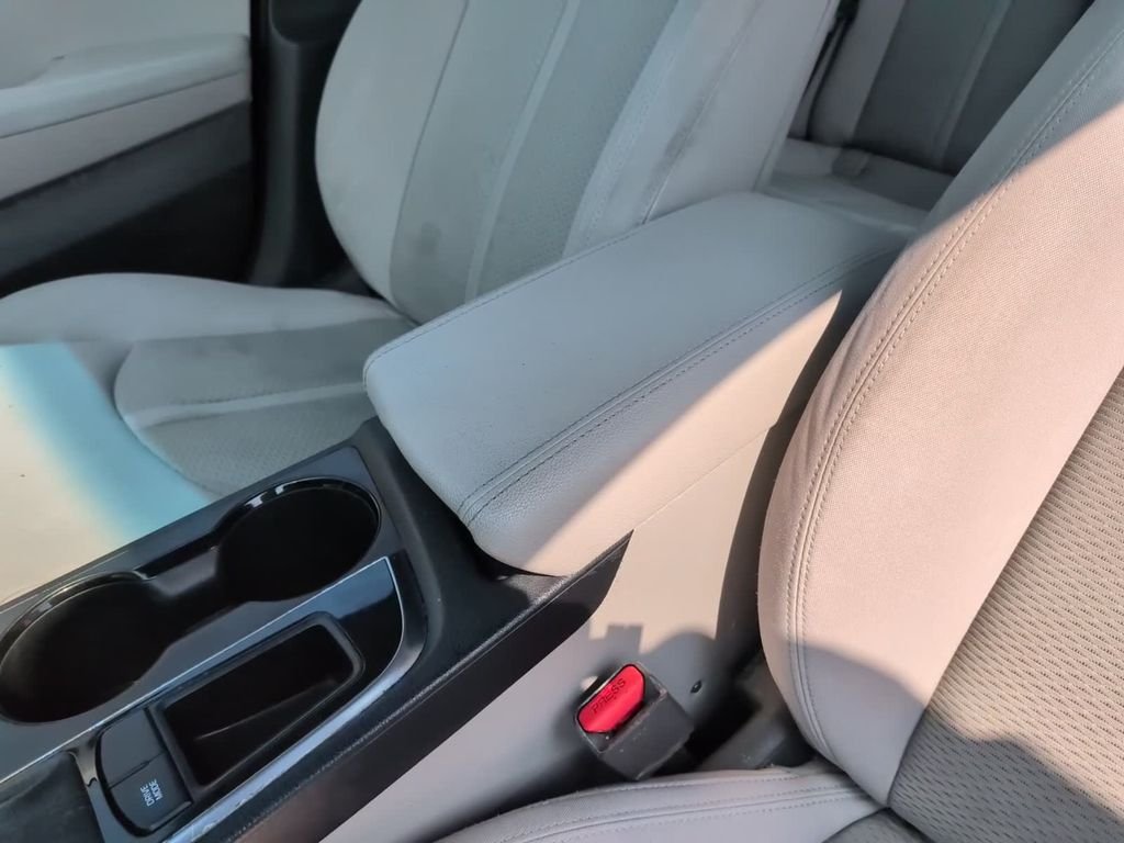 Used 2017 White Hyundai Base image 25