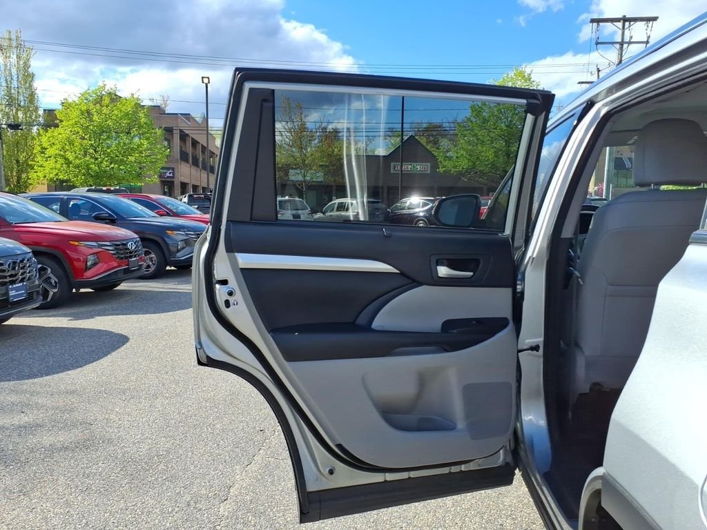 Used 2018 Silver Toyota XLE image 12