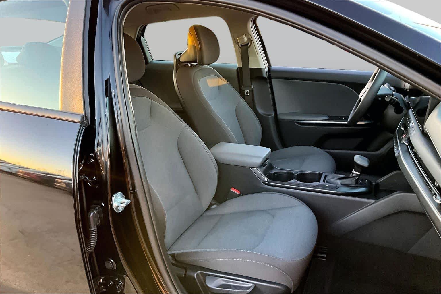 Used 2025 Aurora Black Pearl Kia LXS image 9