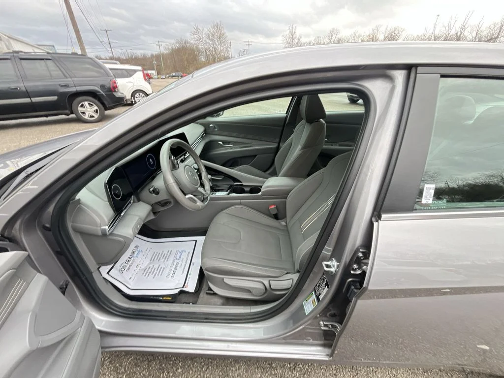 Used 2025 Silver Hyundai SEL Convenience image 11