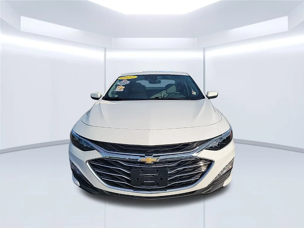 Used 2024 White Chevrolet LT image 3
