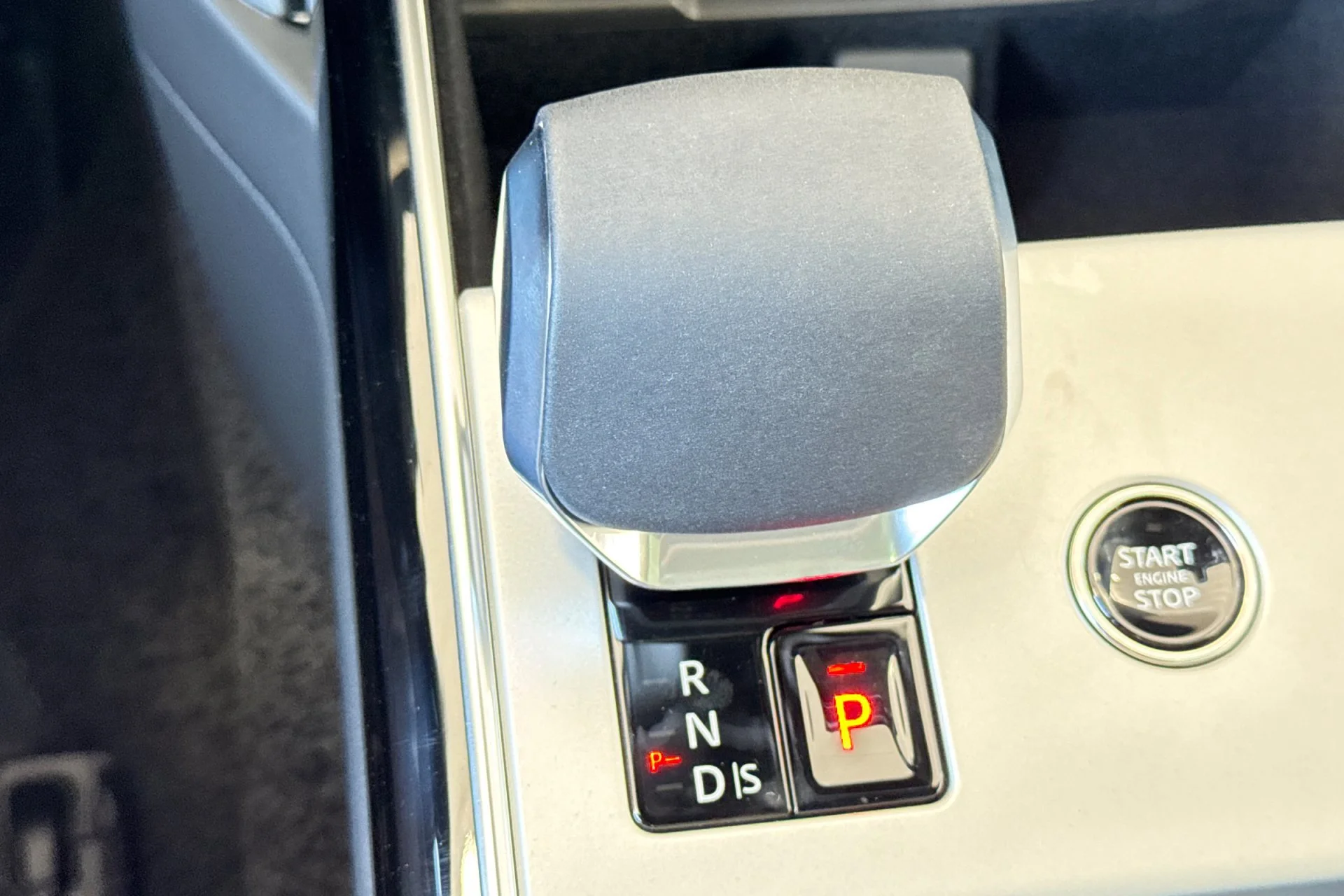 New 2026 SANTORINI BLACK Land Rover SE image 24