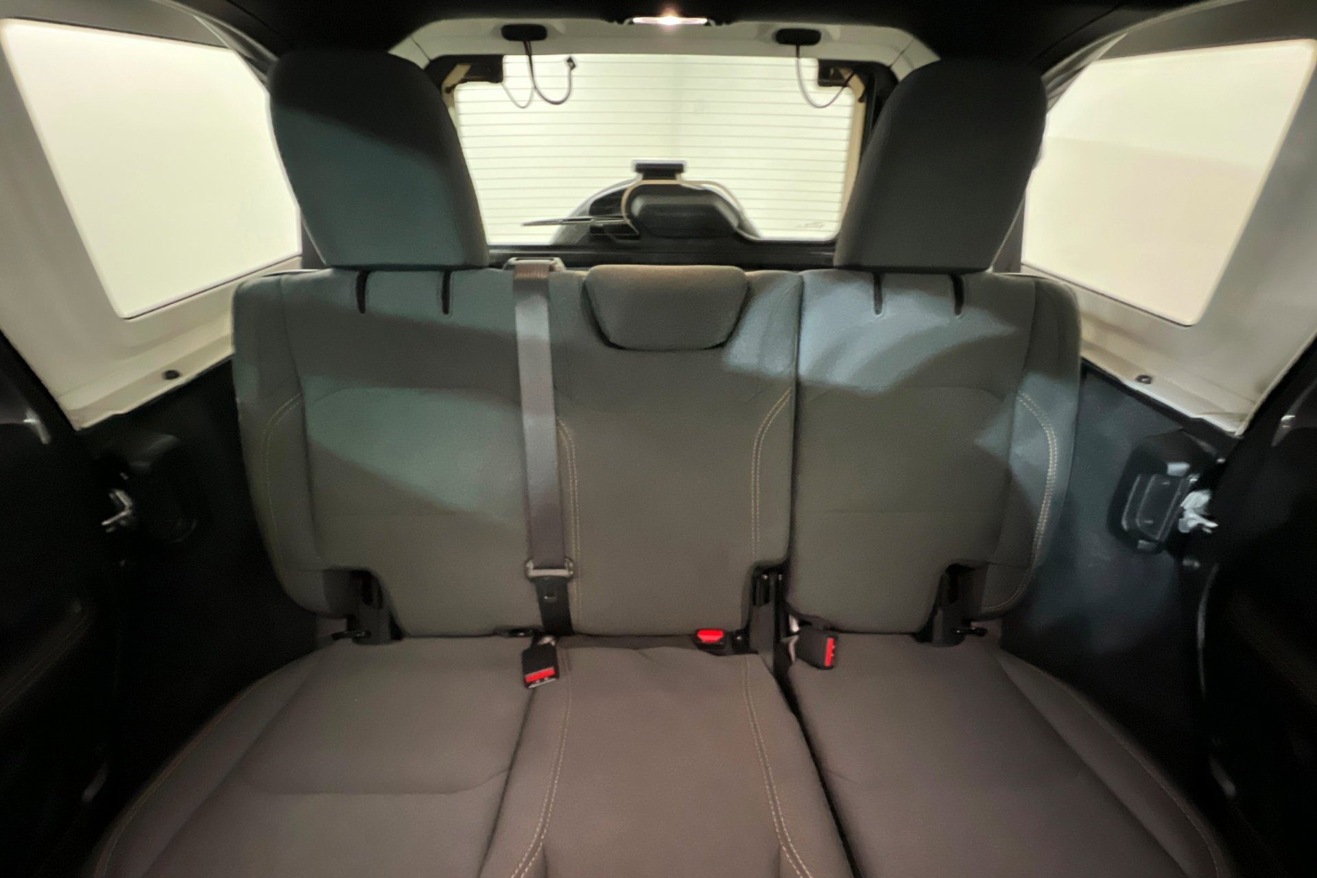 Used 2025 Granite Crystal Metallic Clearcoat Jeep Sahara image 26