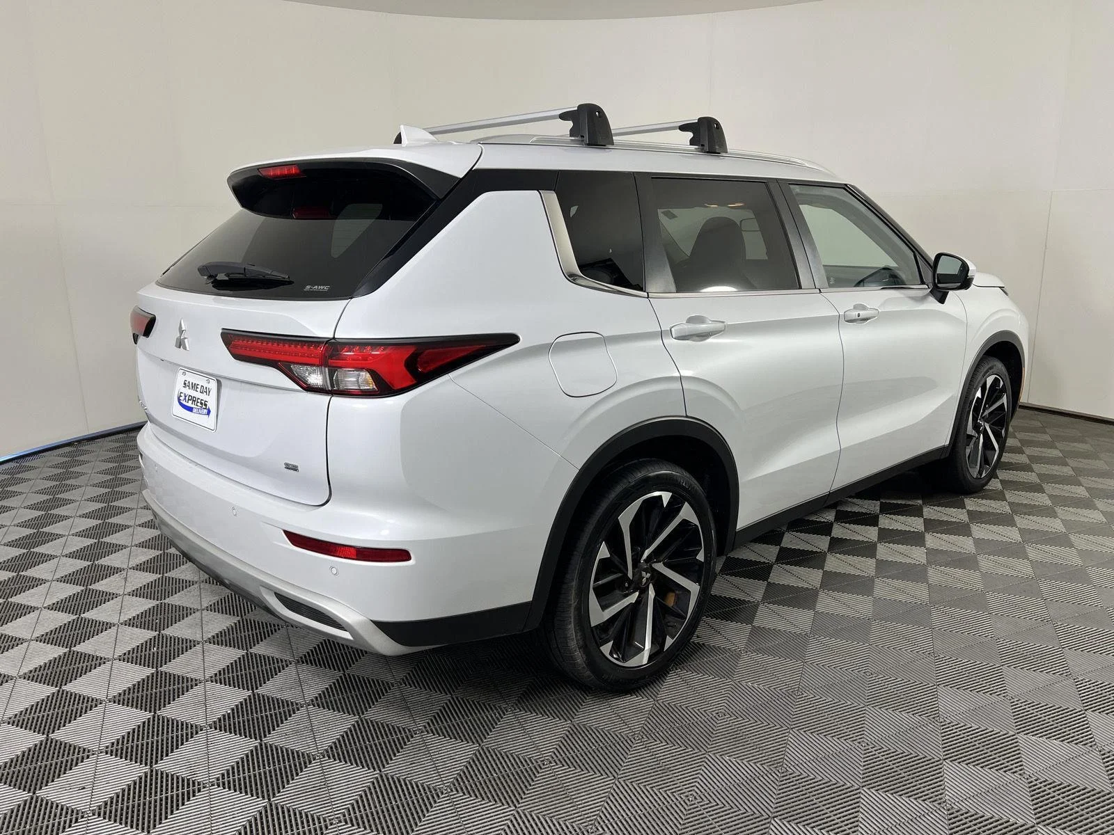 Used 2023 White Diamond Mitsubishi SE image 4