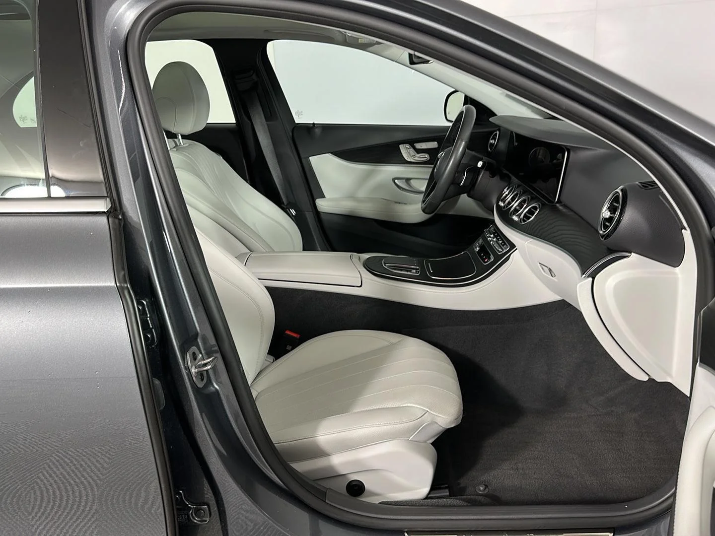 Used 2023 MANUFAKTUR Selenite Gray Magno Mercedes-Benz E 450 image 33