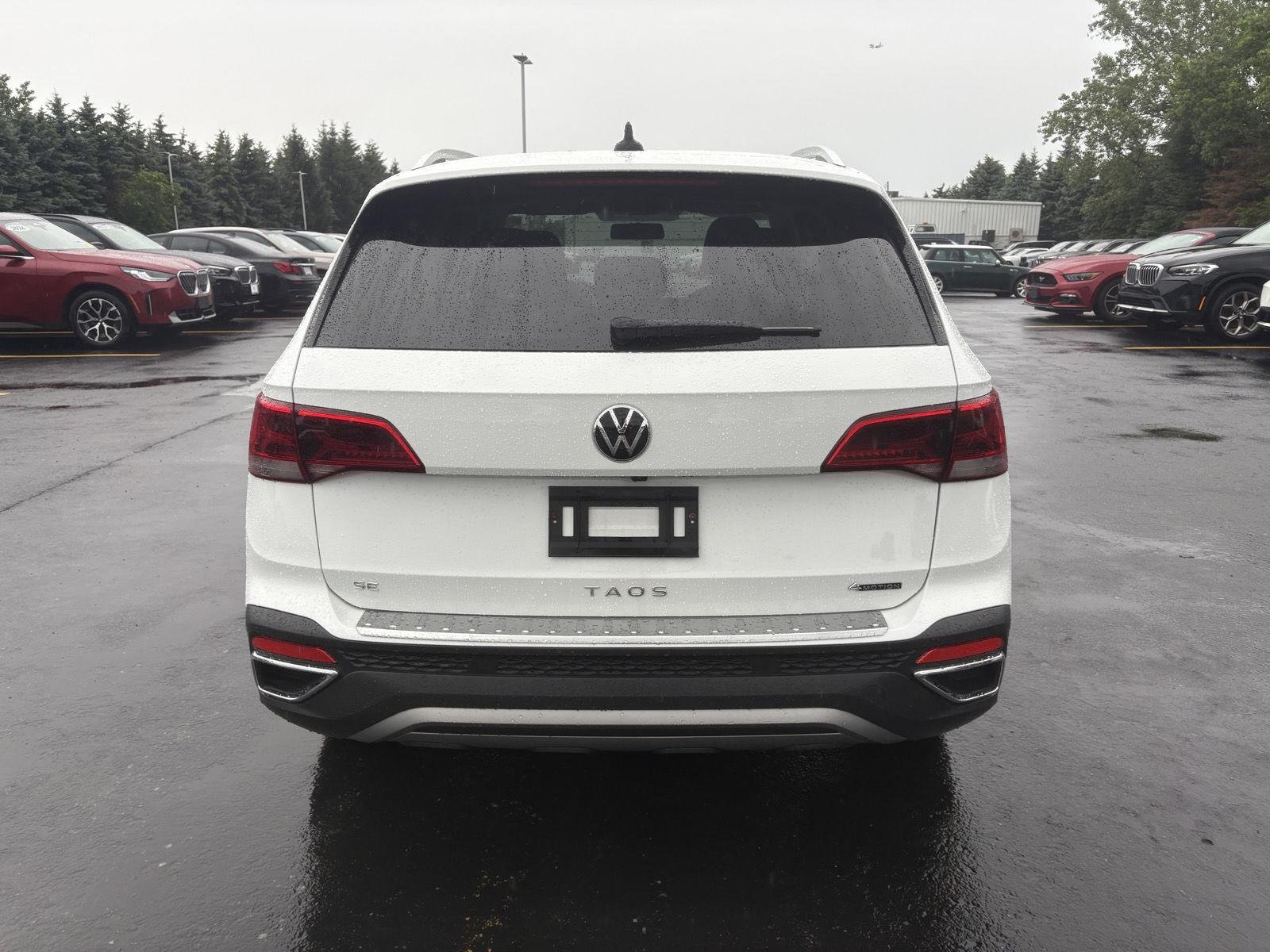 Used 2022 Pure White Volkswagen SE image 5