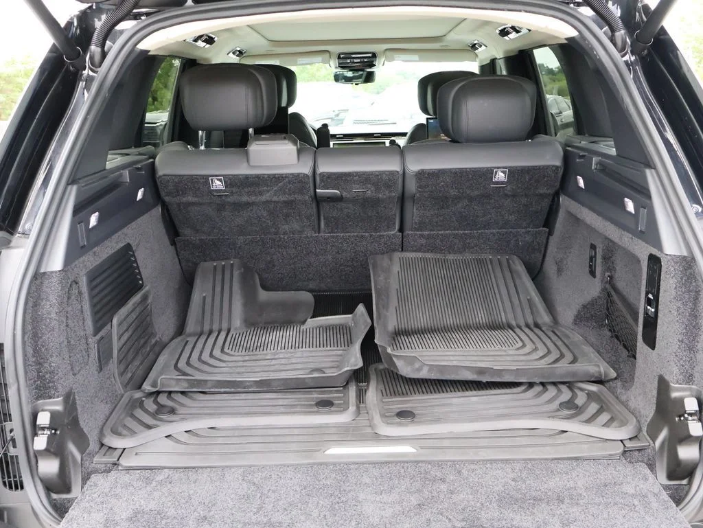 Certified Used 2025 Santorini Black Metallic Land Rover Autobiography image 19
