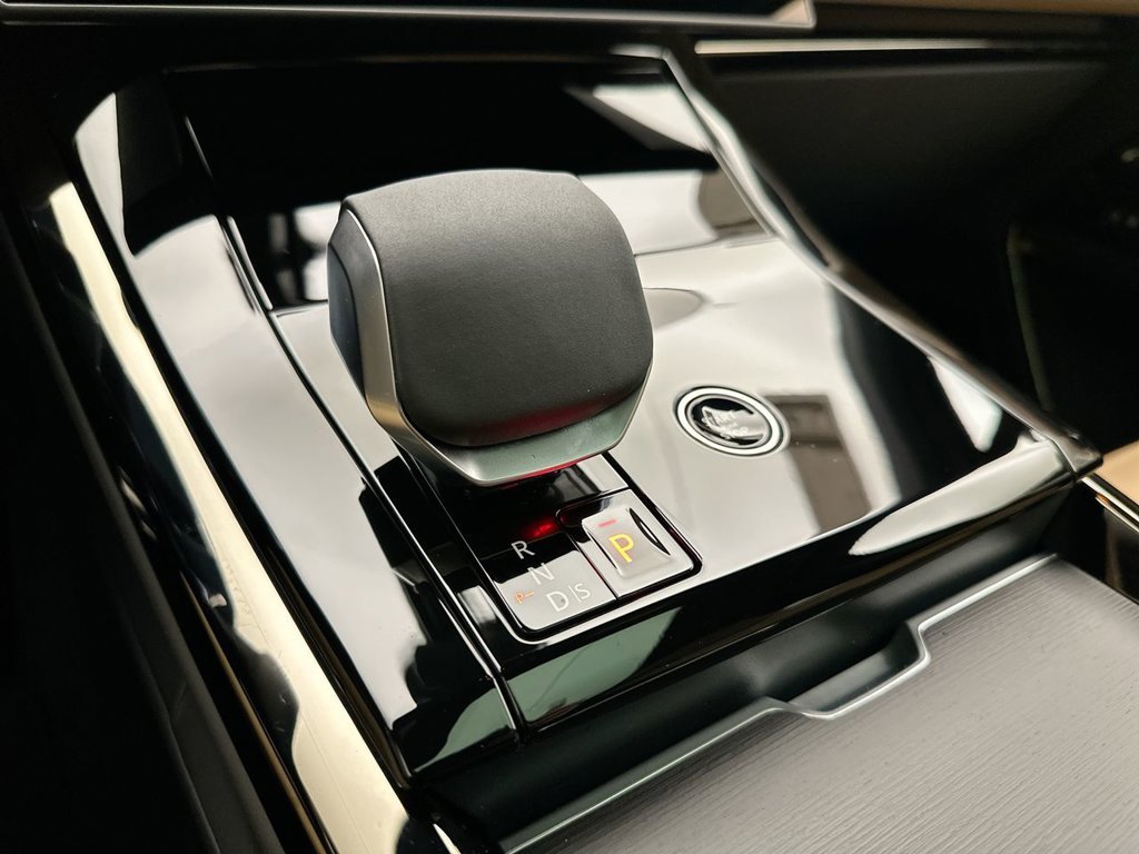 New 2027 Santorini Black Land Rover Dynamic SE image 12