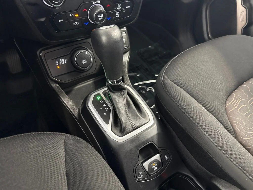 Used 2023 White Jeep Latitude image 17