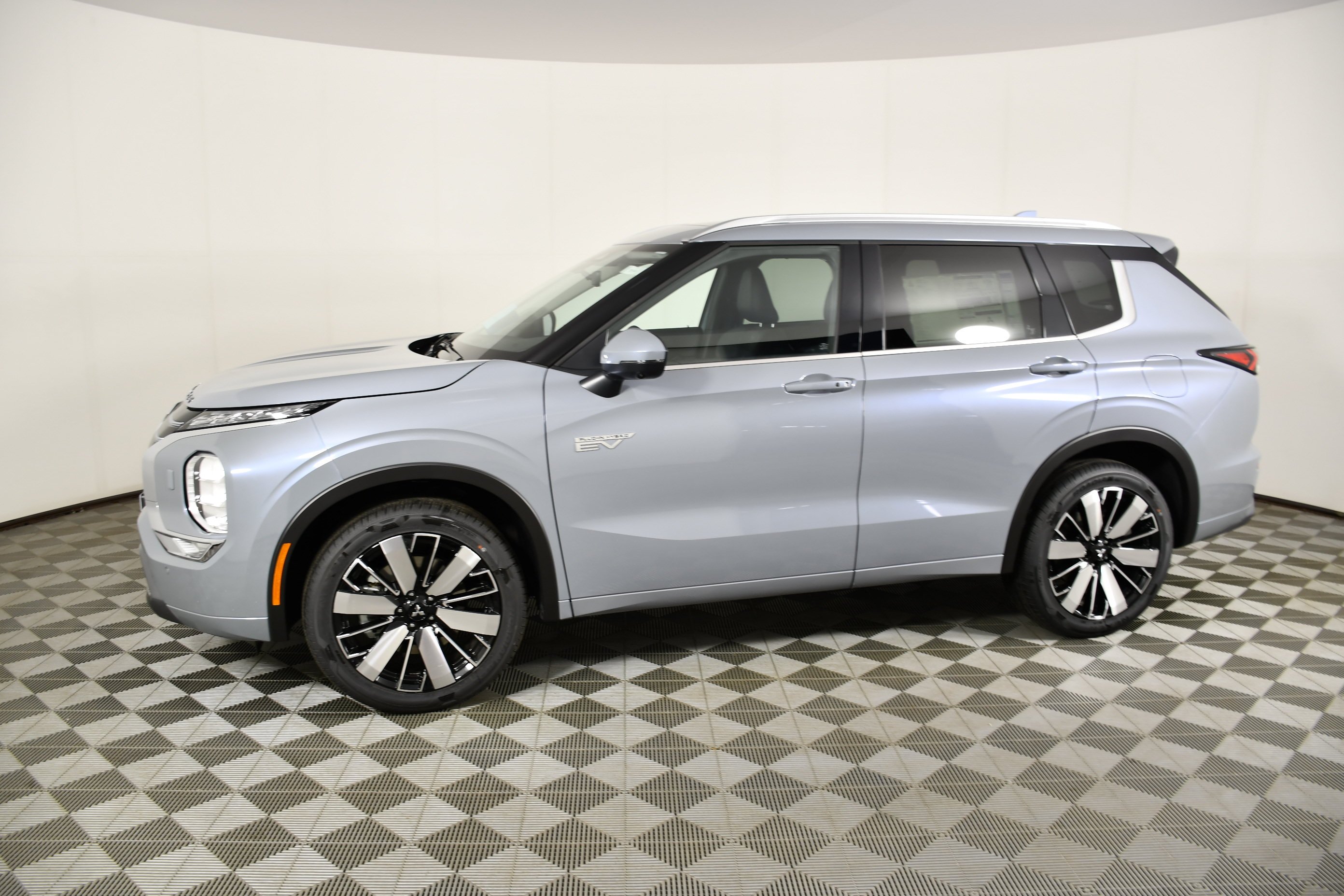 New 2026 Moonstone Gray Metallic Mitsubishi SEL image 9