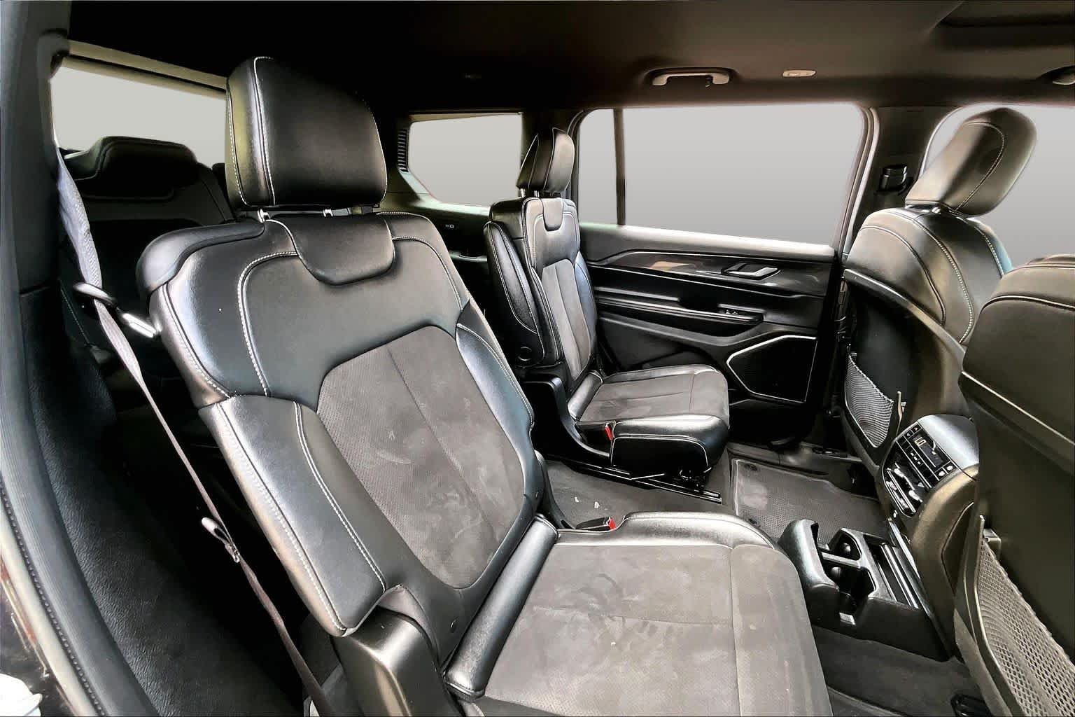 Used 2021 Diamond Black Crystal Pearlcoat Jeep Altitude image 20