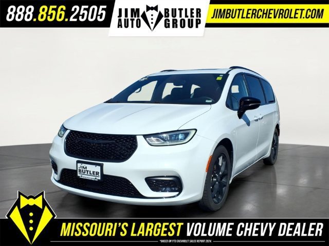 Used 2025  Chrysler Limited image 1