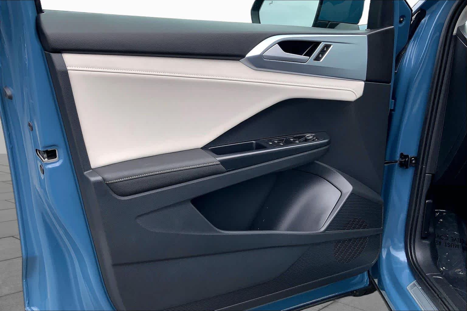 Used 2025 Monterey Blue Pearl Volkswagen SE image 22