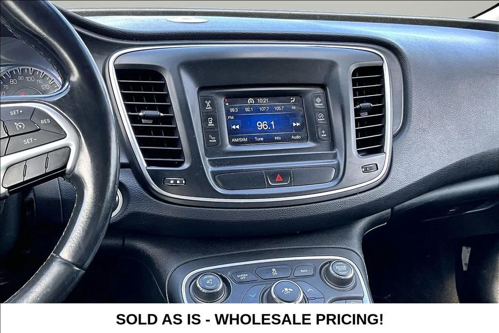 Used 2015  Chrysler Limited image 9