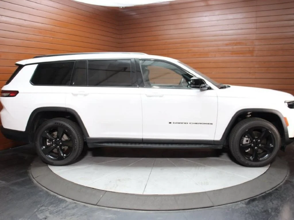 Used 2023 Bright White Clearcoat Jeep Altitude image 33