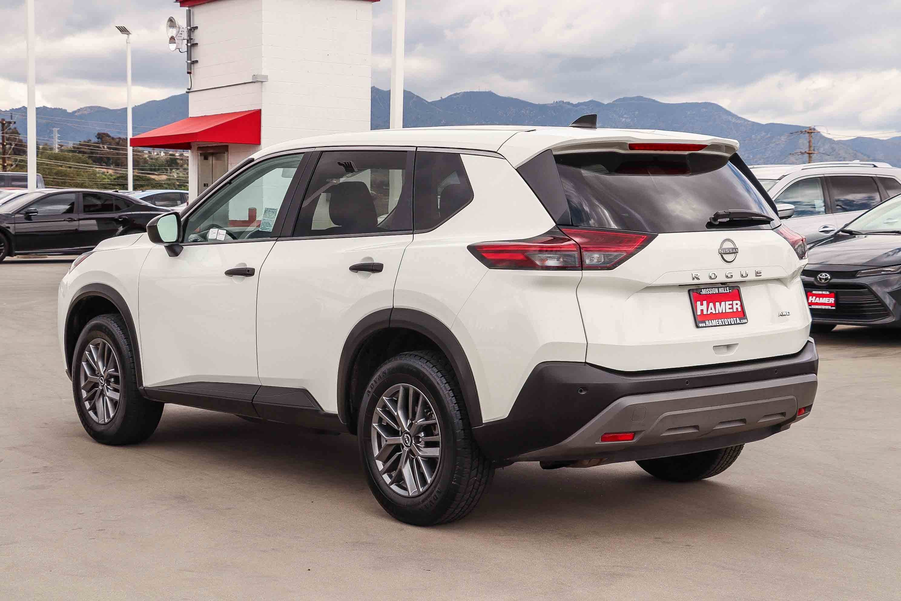 Used 2023 Glacier White Nissan S image 4