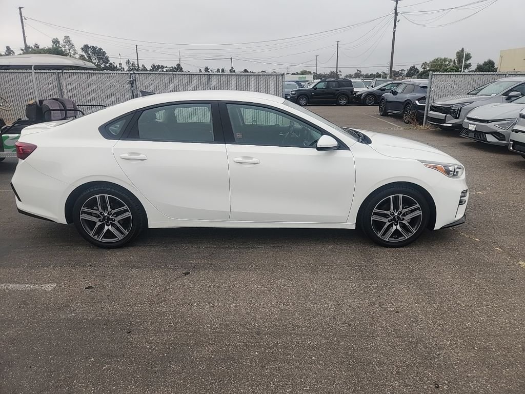 Used 2019 White Kia S image 16