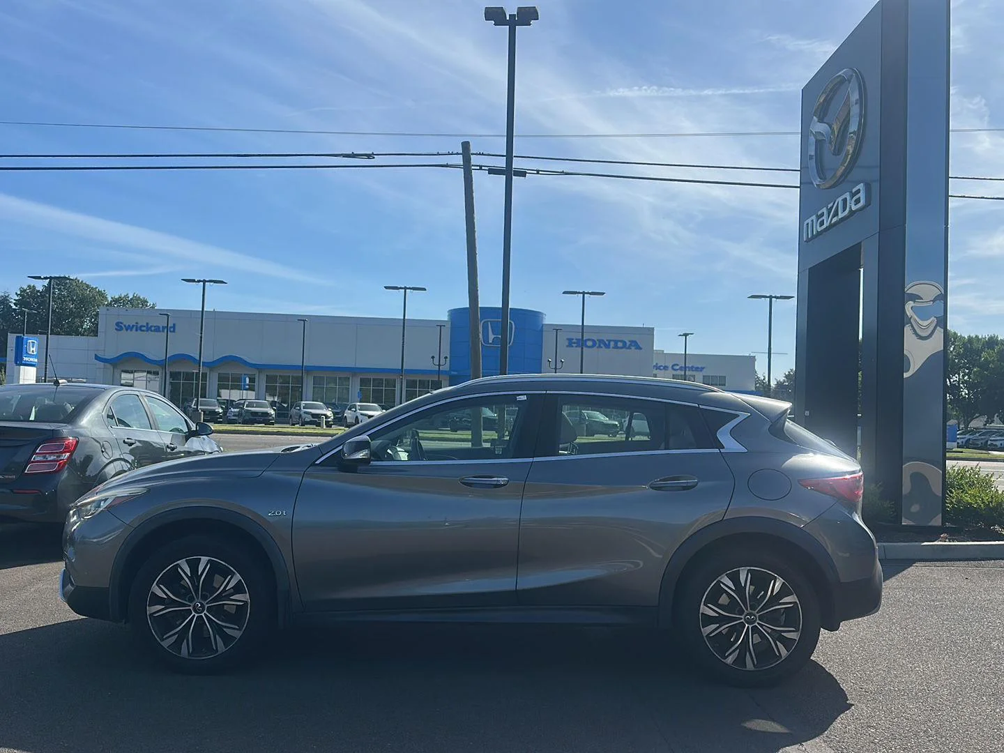 Used 2017 Graphite Shadow INFINITI Premium image 5
