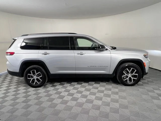 Used 2023 Silver Jeep Limited image 8