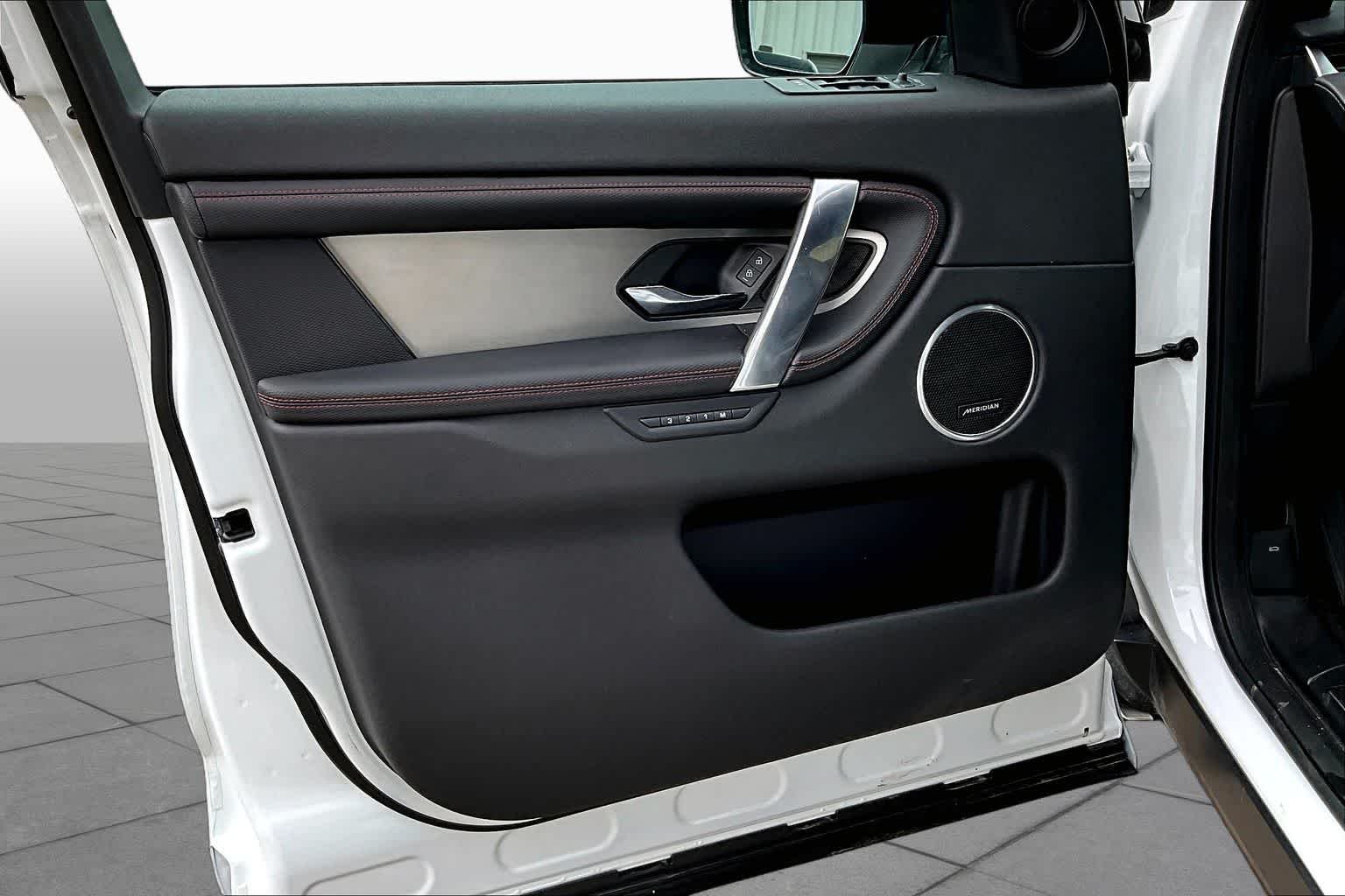 Used 2023 Ostuni Pearl White Land Rover SE R-Dynamic image 22