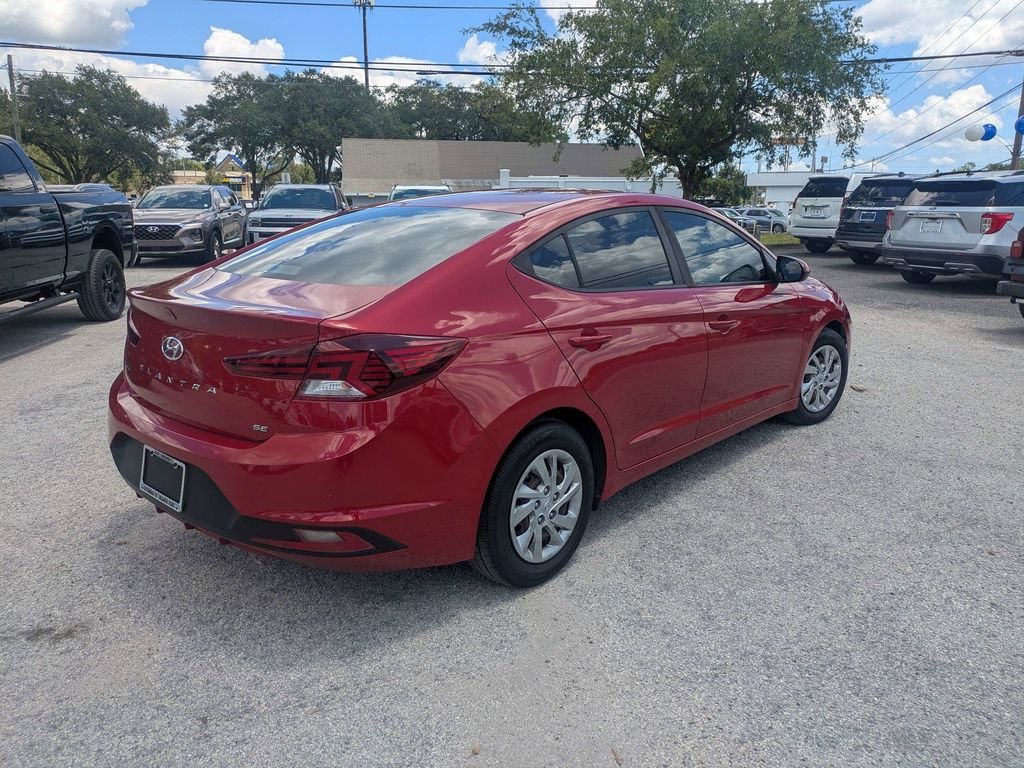 Used 2020 Red Hyundai SE image 3
