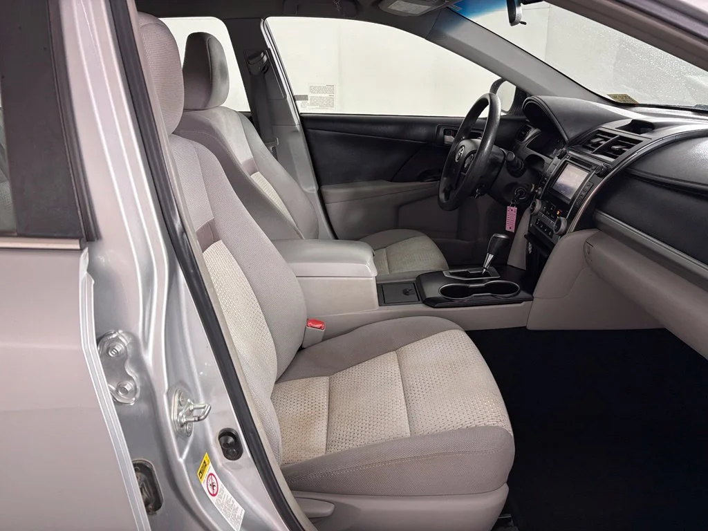 Used 2014 Silver Toyota LE image 35