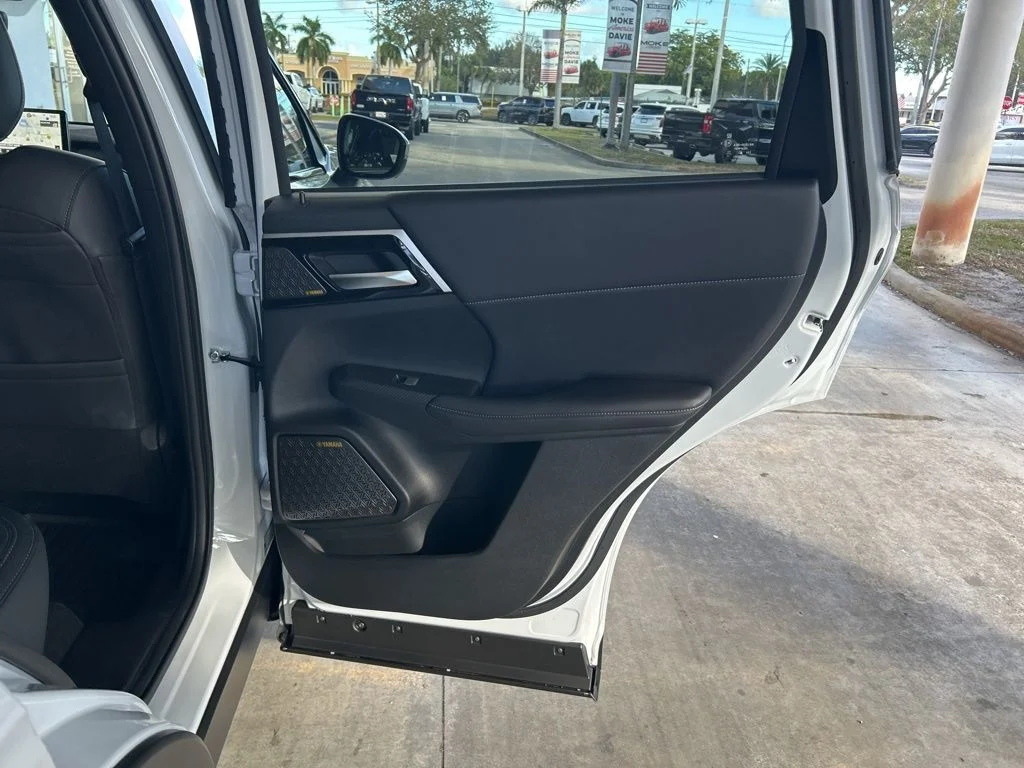 New 2026 White Mitsubishi SE image 33