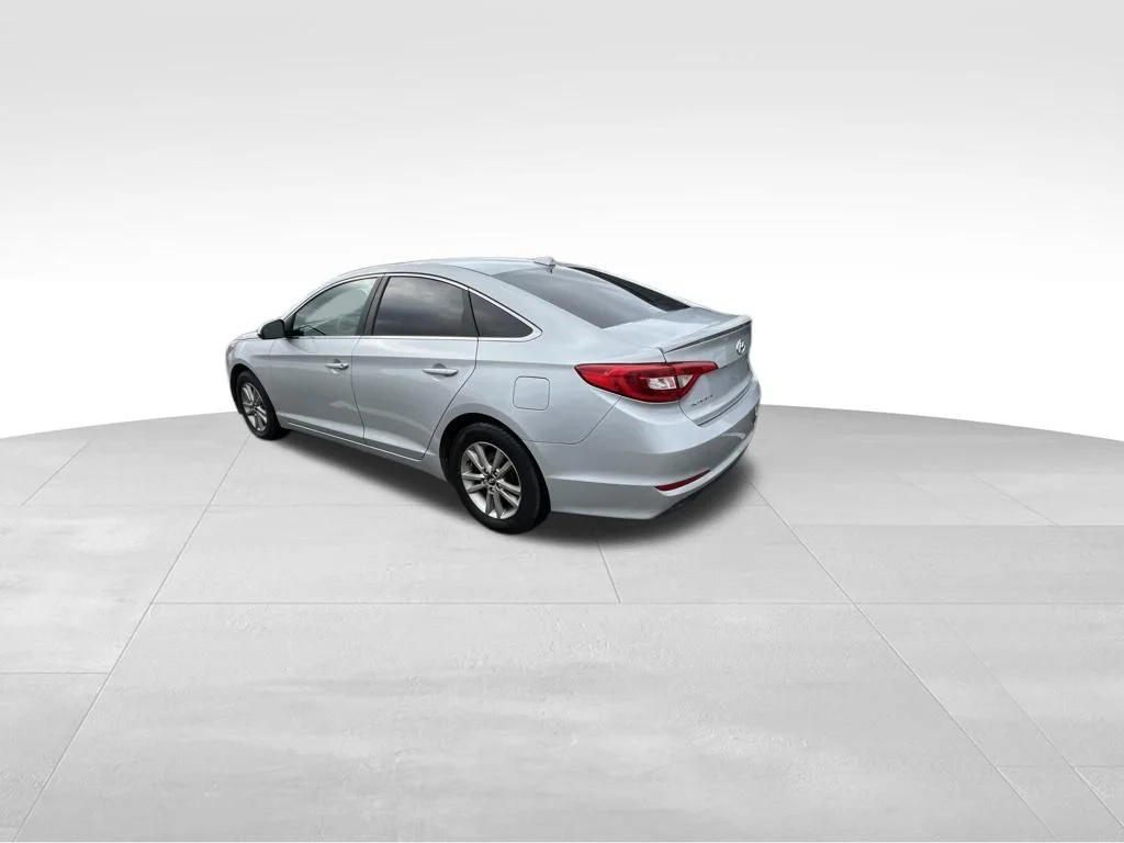 Used 2016 Silver Hyundai SE image 11