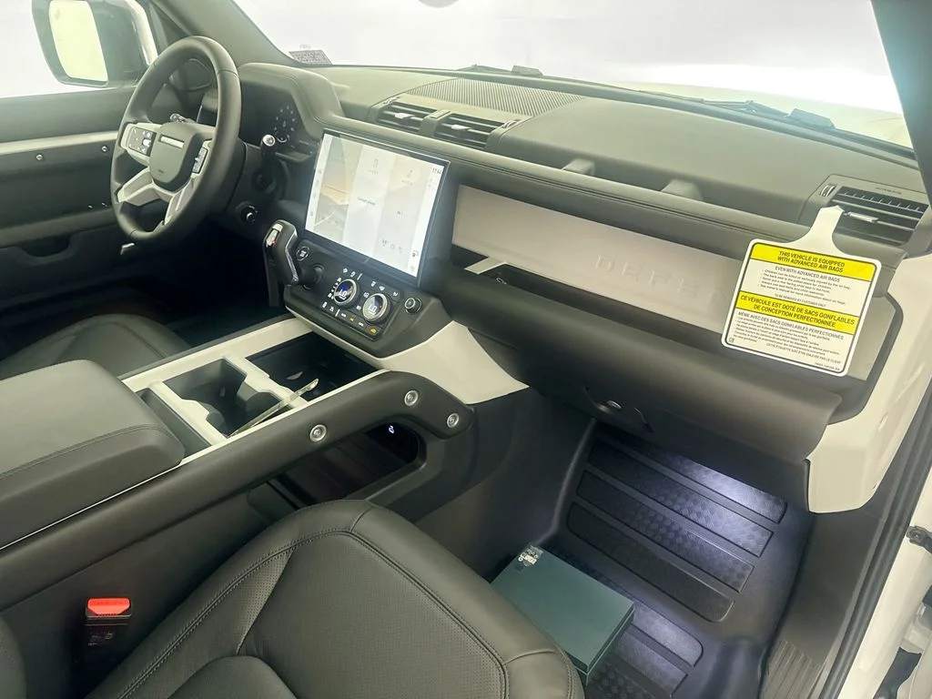 New 2026 White Land Rover X-Dynamic SE image 29