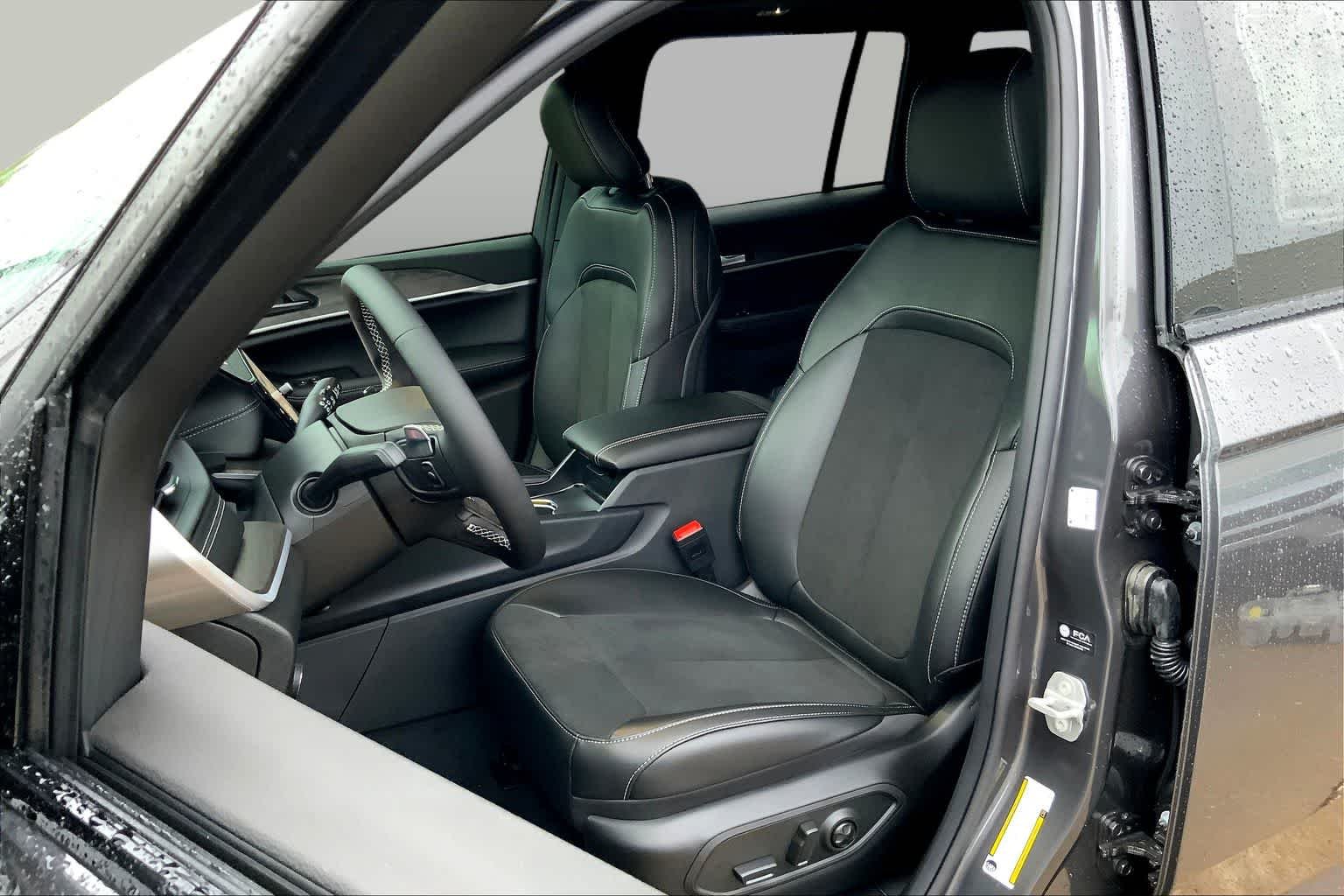 New 2026 Baltic Gray Metallic Clear-Coat Exterior Paint Jeep Laredo Altitude image 9