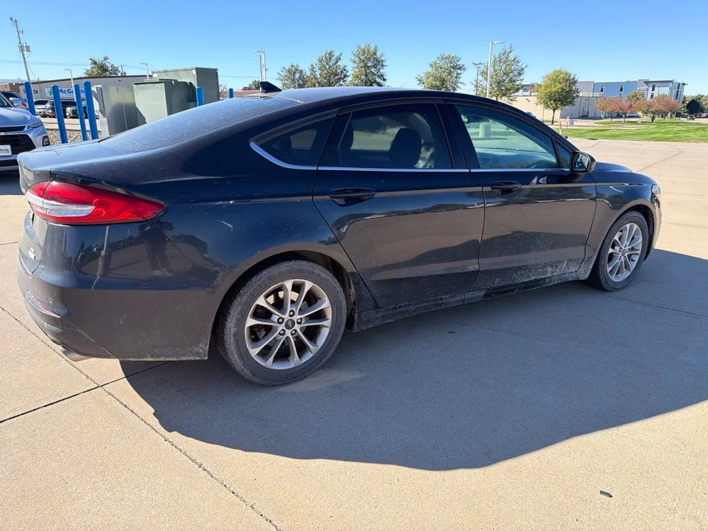 Used 2020 Blue Ford SE image 5