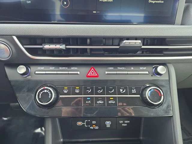 Used 2025 White Hyundai SE image 18