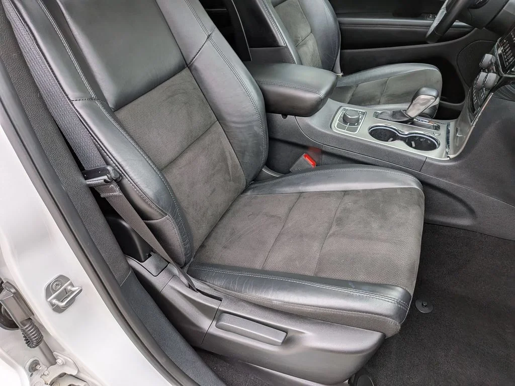 Used 2020 White Jeep Laredo image 28