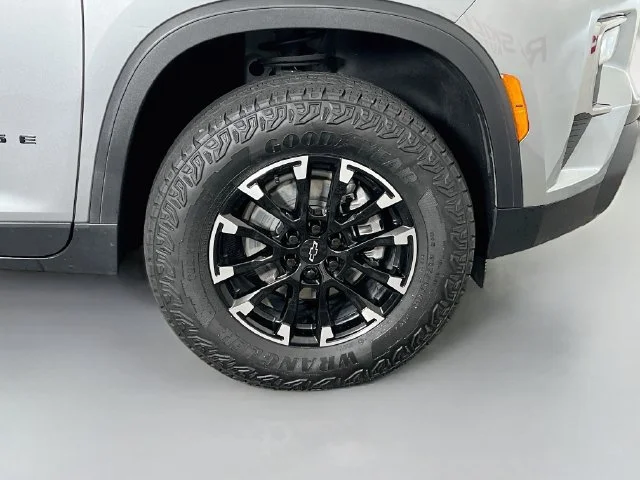 Used 2025 Gray Chevrolet Z71 image 39